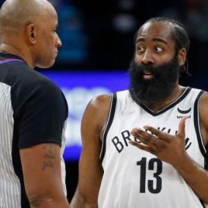 星空体育APP-裁判吹罚左右哈登情绪 末节0分令篮网输掉对攻战